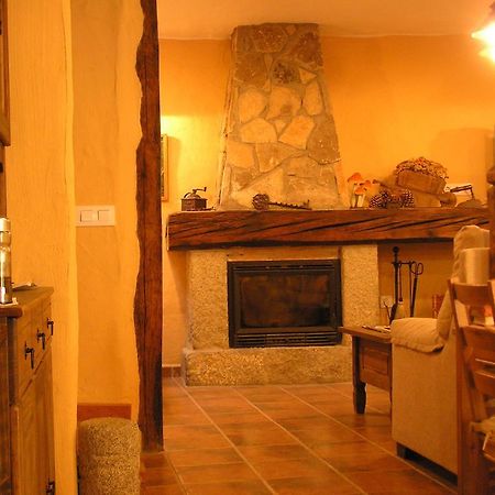 Hostal Rural Las Cuatro Calles San Martin del Pimpollar Exterior photo