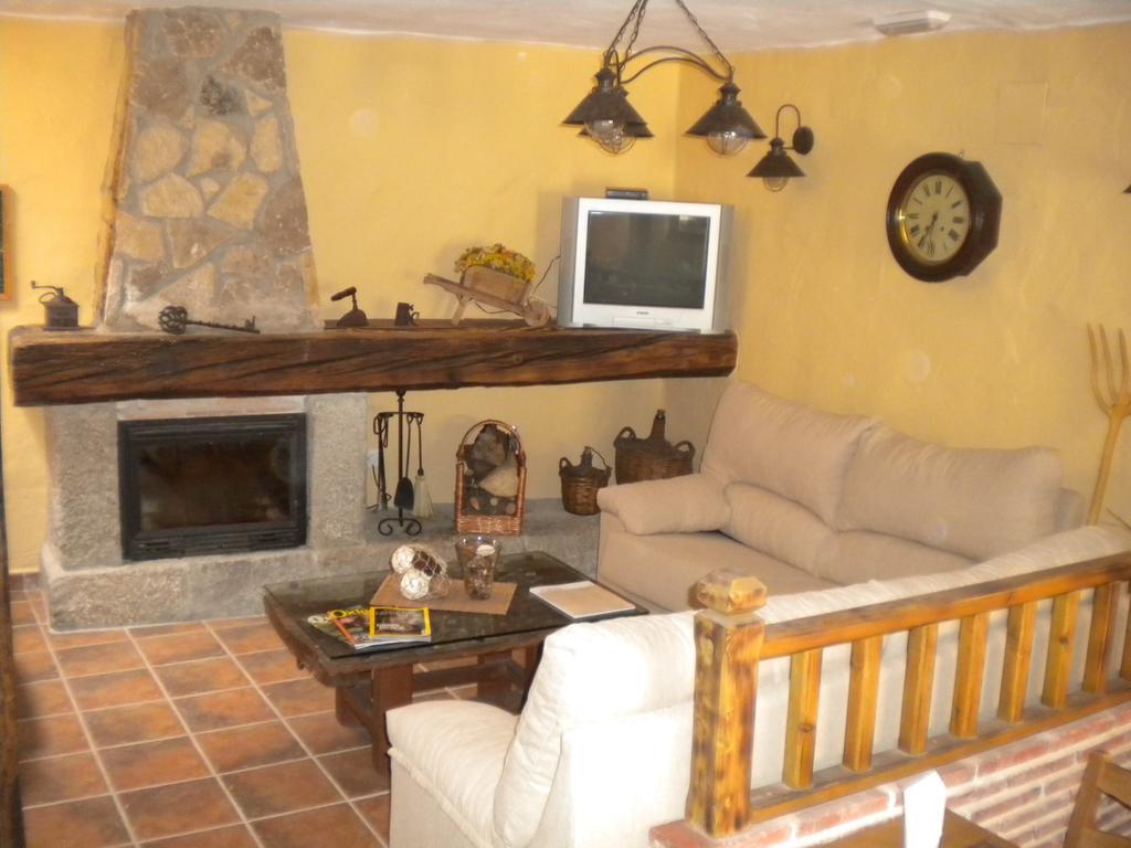 Hostal Rural Las Cuatro Calles San Martin del Pimpollar Exterior photo