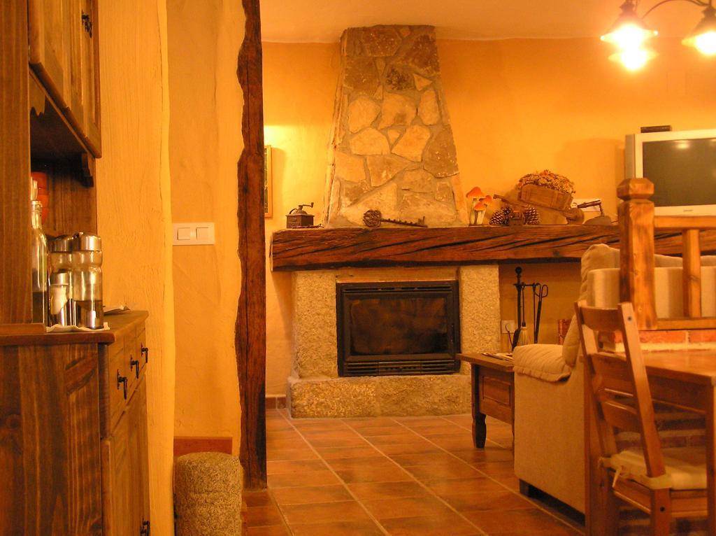 Hostal Rural Las Cuatro Calles San Martin del Pimpollar Exterior photo