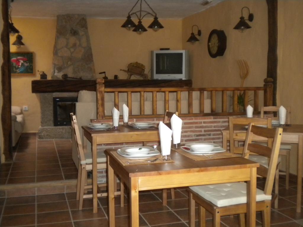 Hostal Rural Las Cuatro Calles San Martin del Pimpollar Exterior photo