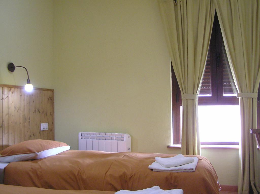 Hostal Rural Las Cuatro Calles San Martin del Pimpollar Exterior photo