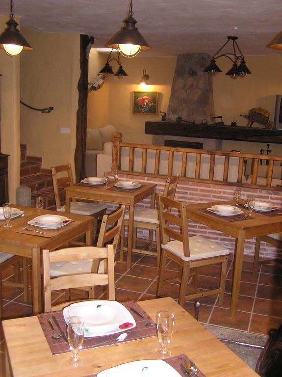 Hostal Rural Las Cuatro Calles San Martin del Pimpollar Exterior photo