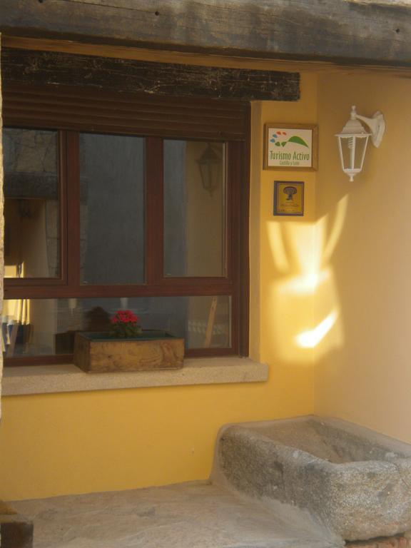 Hostal Rural Las Cuatro Calles San Martin del Pimpollar Exterior photo