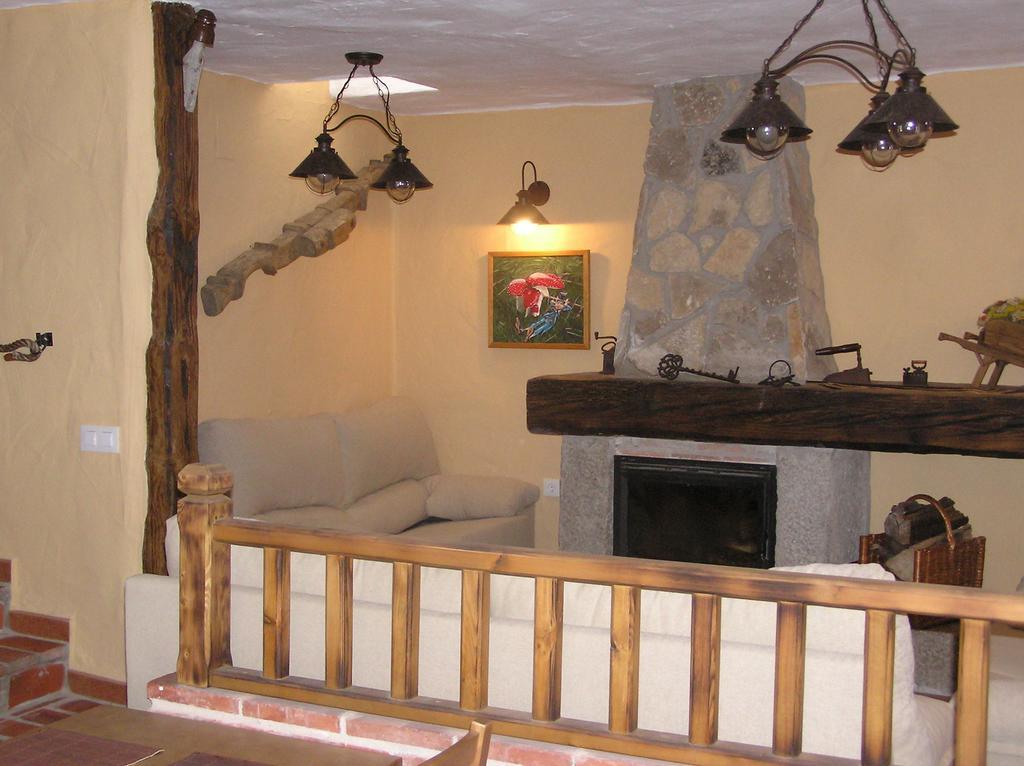 Hostal Rural Las Cuatro Calles San Martin del Pimpollar Exterior photo